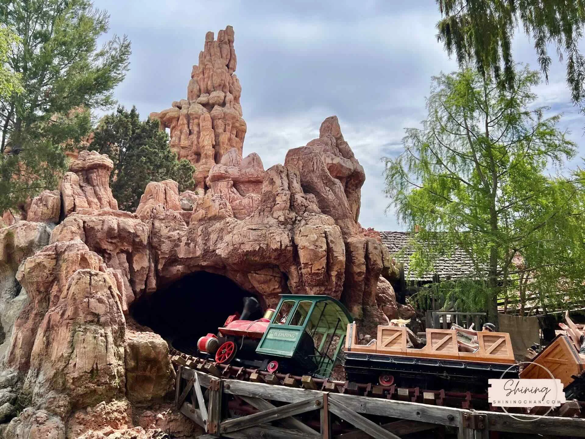 加州迪士尼 Frontierland 大雷山鐵道雲霄飛車